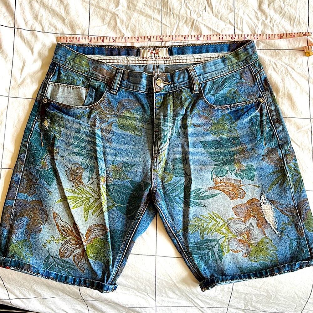 Zara Men 🌺Hibiscus floral print on denim shorts. 🩳 34x19in